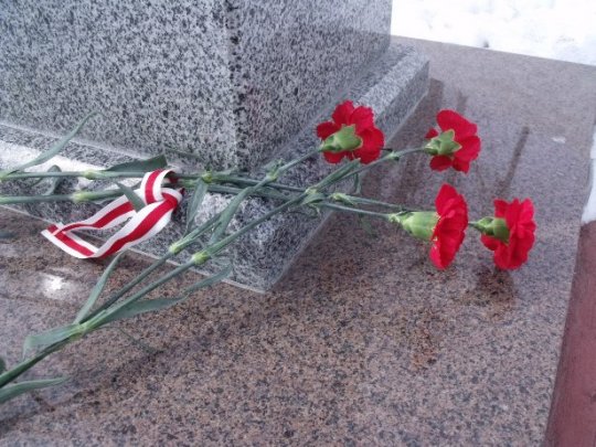 Жыхары Глыбокага ўсклалі кветкі да помнікаў дзеячам нацыянальнага руху