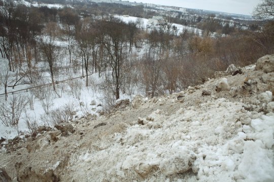 Сугробы грязного снега увозят с улиц Могилёва (фото)