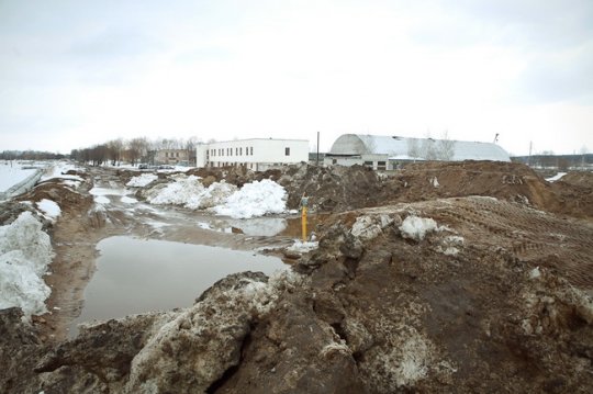 Сугробы грязного снега увозят с улиц Могилёва (фото)