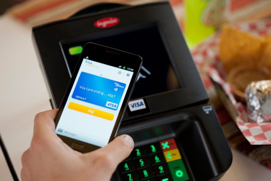 NFC в Беларуси: расплатиться телефоном в магазине можно будет уже в этом году