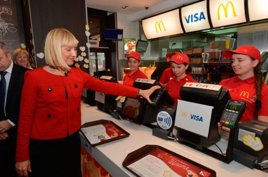 NFC в Беларуси: расплатиться телефоном в магазине можно будет уже в этом году