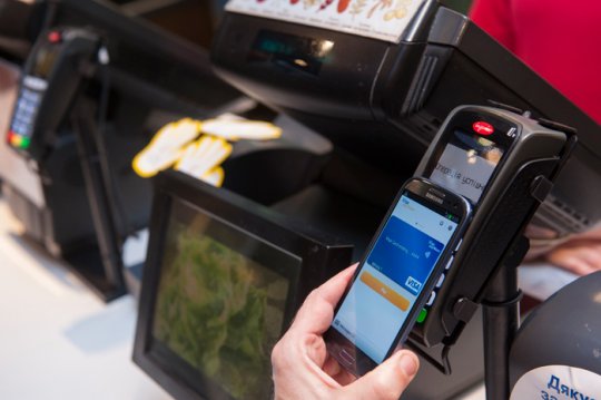 NFC в Беларуси: расплатиться телефоном в магазине можно будет уже в этом году