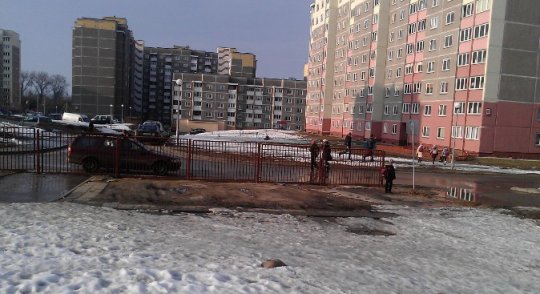 В Гродно школы начали огораживать заборами