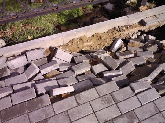 У Горках ізноў новенькая плітка пайшла пад зямлю