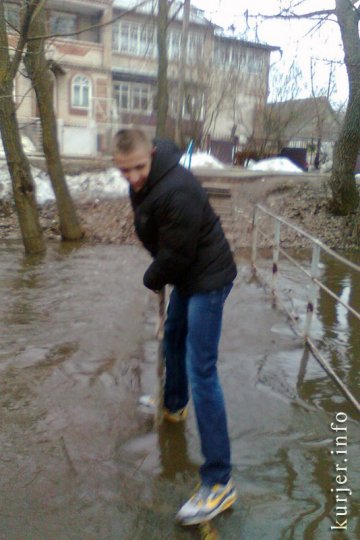 Первые одуванчики и мост под водой