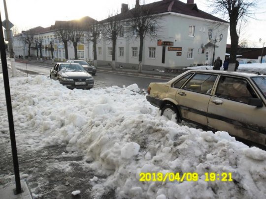 На вуліцу Замкавую ў Глыбокім звалілася гурба снегу, пабіла дзве машыны