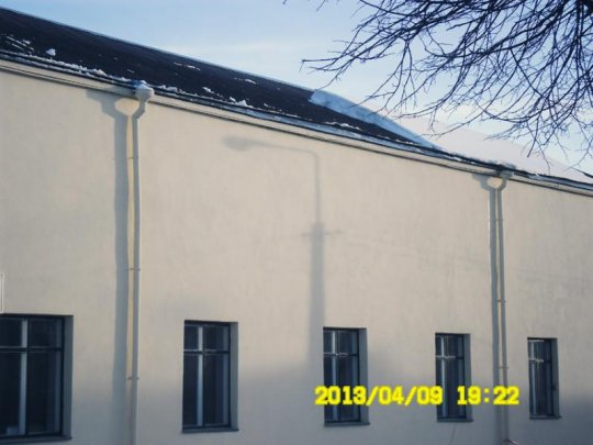 На вуліцу Замкавую ў Глыбокім звалілася гурба снегу, пабіла дзве машыны