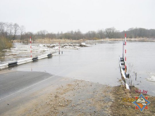 В Мстиславском районе паводок подтопил автомобильный мост