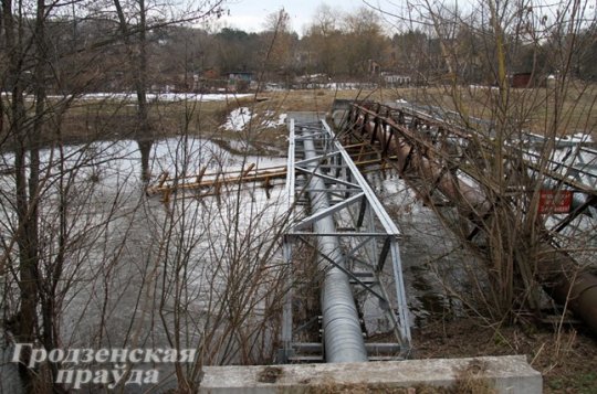Большая вода в Лососянке сорвала пешеходный мост в микрорайоне Фолюш