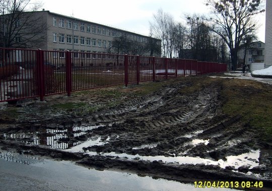 Забор вокруг одной из гродненских школ ставят посреди беговой дорожки стадиона