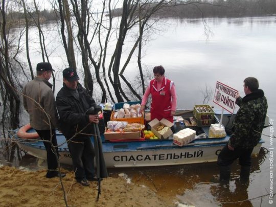 Четыре петриковские деревни уже около недели со всех сторон окружены большой водой (фото)
