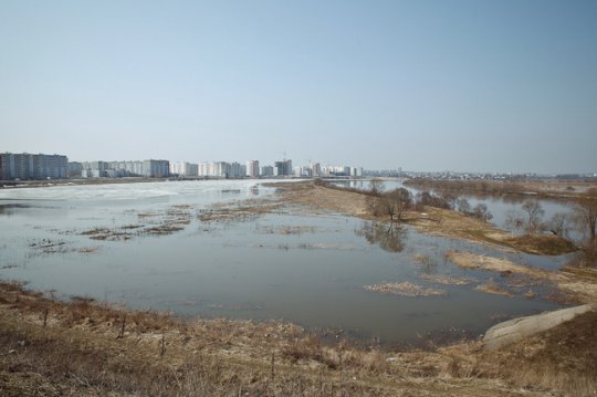 Днепр в Могилёве: ещё 4 см – и вода выйдет на пойму (фото)