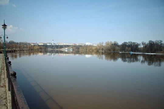 Днепр в Могилёве: ещё 4 см – и вода выйдет на пойму (фото)