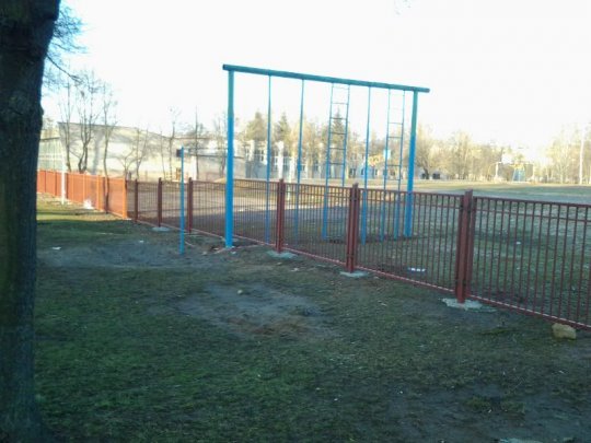 В Гродно новый забор у гимназии №3 разделил школьный гимнастический комплекс надвое