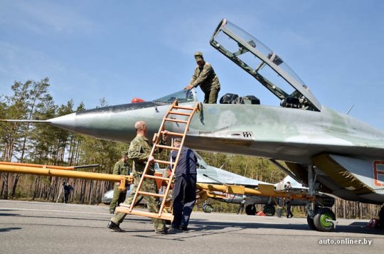 Летчики из Лиды совершили посадку на автомобильной ...