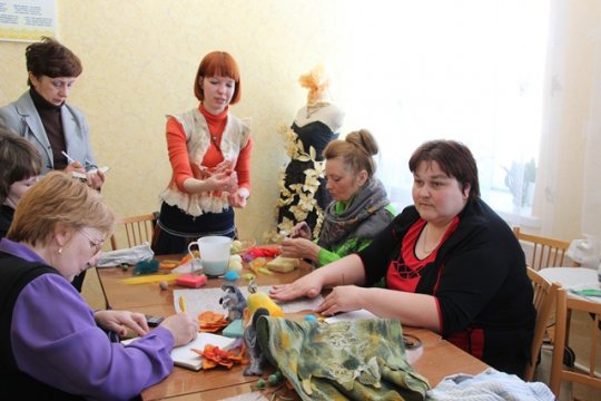 Цветы из глины, соломоплетение, работа с витражными красками: столичные педагоги провели мастер-классы в Ошмянах