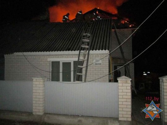 В Барановичах пожар почти полностью уничтожил крышу двухэтажного коттеджа