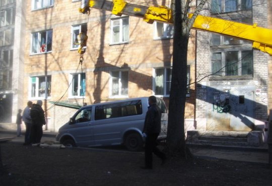 Обвал асфальта в Могилёве: возможная причина — утечка канализации