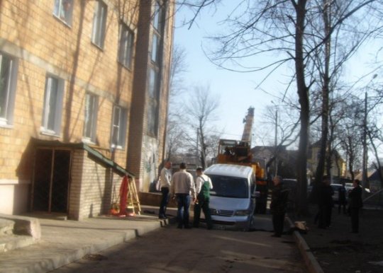 Обвал асфальта в Могилёве: возможная причина — утечка канализации