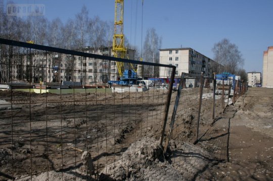 Скандальная стройка на Юбилейном: деревья срубили, дом строят, жители смирились
