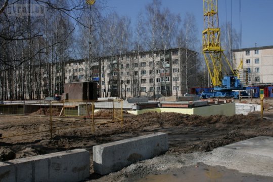 Скандальная стройка на Юбилейном: деревья срубили, дом строят, жители смирились
