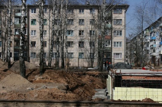 Скандальная стройка на Юбилейном: деревья срубили, дом строят, жители смирились