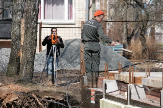 Скандальная стройка на Юбилейном: деревья срубили, дом строят, жители смирились