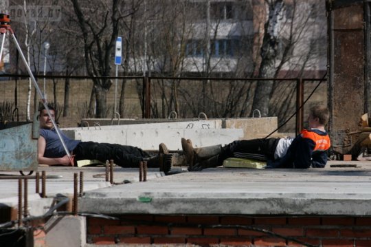 Скандальная стройка на Юбилейном: деревья срубили, дом строят, жители смирились