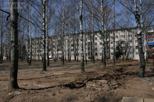 Скандальная стройка на Юбилейном: деревья срубили, дом строят, жители смирились