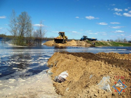 МЧС удалось восстановить 6 метров дамбы, прорванной в Петриковском районе