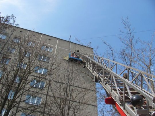 В Речице из-за отключения электроэнергии в строительной люльке застряли рабочие