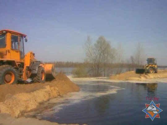 МЧС восстановило дамбу в Петриковском районе