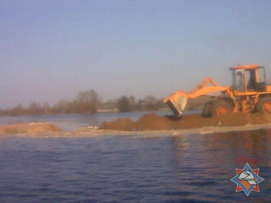 МЧС восстановило дамбу в Петриковском районе