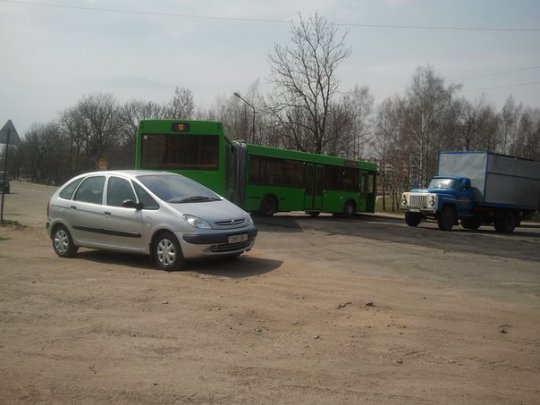 Въехавший в бордюр автобус перекрыл движение у переезда. ФОТОФАКТ