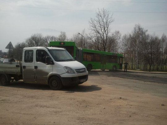 Въехавший в бордюр автобус перекрыл движение у переезда. ФОТОФАКТ