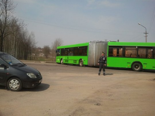 Въехавший в бордюр автобус перекрыл движение у переезда. ФОТОФАКТ