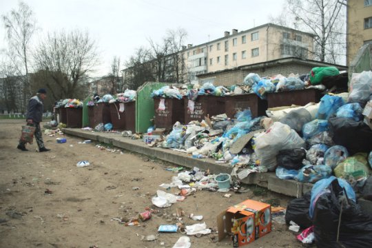 Барановичские дворы утопают в мусоре