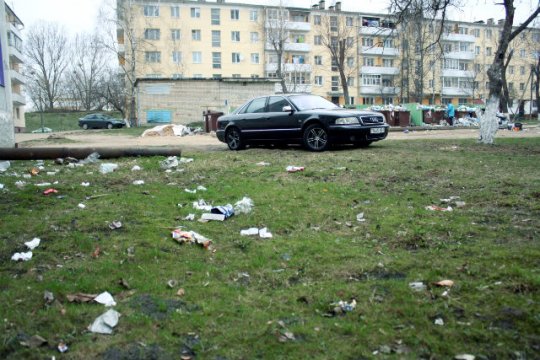 Барановичские дворы утопают в мусоре