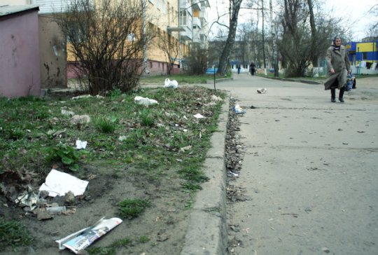 Барановичские дворы утопают в мусоре