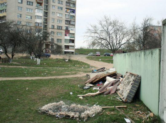 Барановичские дворы утопают в мусоре