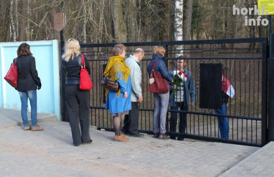 Заместа ўскладання кветак – пацалавалі замок