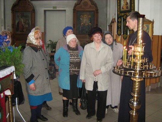 Члены клуба «Нам года не беда» на экскурсии в храме