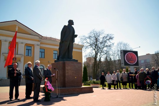 Новым слуцким коммунистам вручили партбилеты