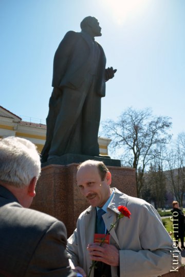Новым слуцким коммунистам вручили партбилеты
