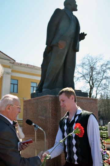 Новым слуцким коммунистам вручили партбилеты