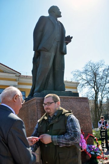 Новым слуцким коммунистам вручили партбилеты