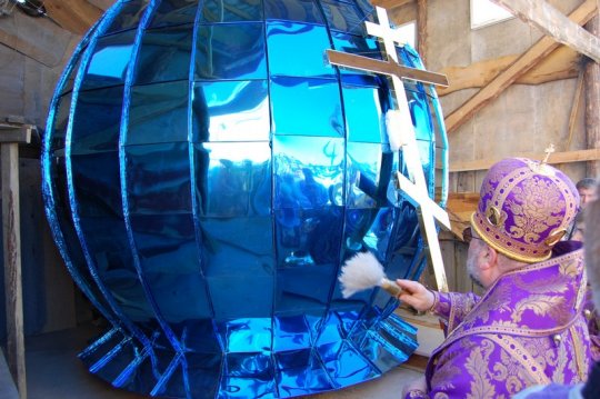 Архиепископ Артемий освятил крест и купол Благовещенской церкви Волковыска