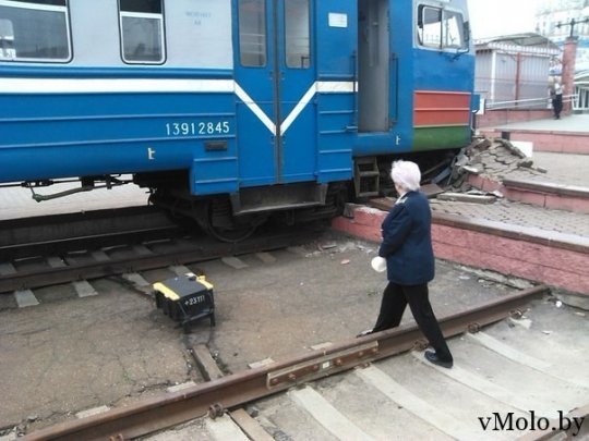 Электричка Молодечненского направления врезалась в отбойник (обновлено)