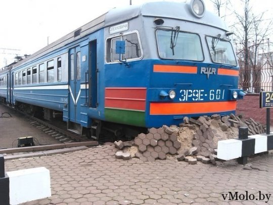 Электричка Молодечненского направления врезалась в отбойник (обновлено)