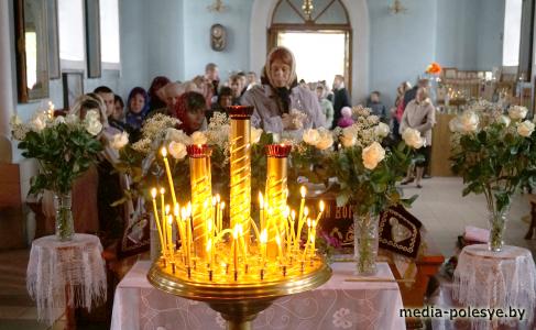 Тысячи лунинчан пришли в храмы, чтобы освятить куличи и пасхальные яйца